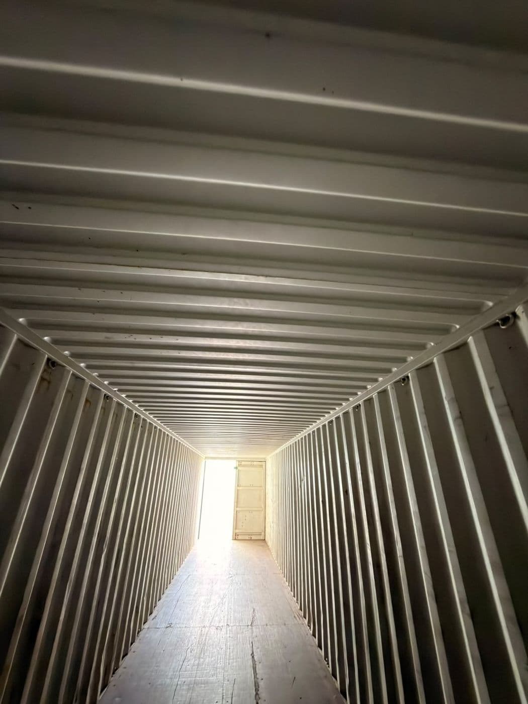 Container visto de dentro, da porta